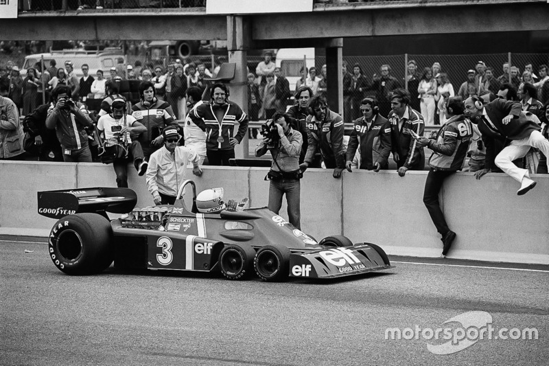 Jody Scheckter, Tyrrell P34-Ford, s'arrête devant son équipe après la victoire