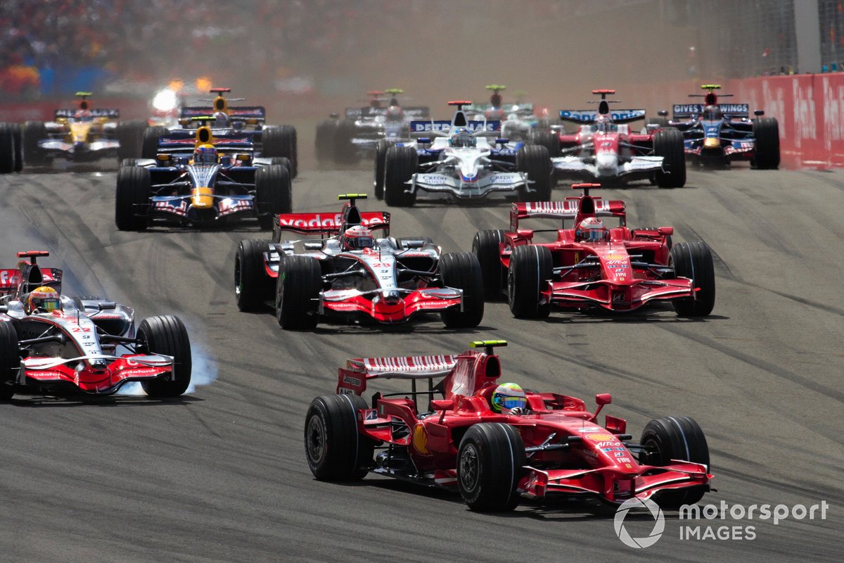 Felipe Massa, Ferrari F2008 mène Lewis Hamilton, McLaren MP4-23 Mercedes, Kimi Raikkönen, Ferrari F2008 et Heikki Kovalainen, McLaren MP4-23 Mercedes au départ
