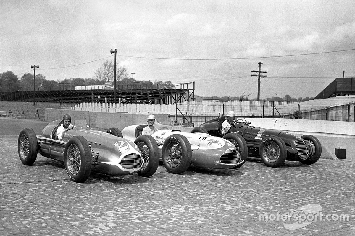 Pole for Horn (right) in 1947. Although Ted appears to be eyeing Cliff Bergere's Kurtis-Novi enviously, it's Mauri Rose (left) who will win the race in controversial circumstances. 