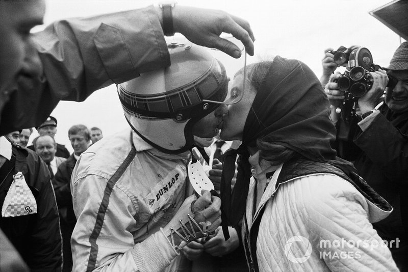 Helen Stewart embrasse son mari Jackie Stewart