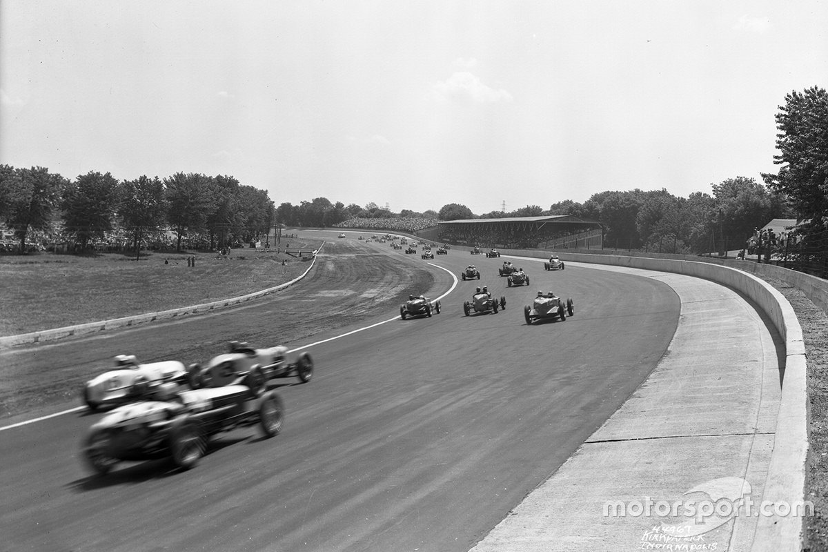 Vous pouvez presque «voir» le bruit dans cette superbe photo prise lors du tour de vitesse en 1937. Le Miller suralimenté de Horn (voiture n ° 3 au milieu de la dernière rangée) n'était pas fiable dans la pratique, et il a donc pris les choses en main lors des qualifications, mais après la course, il a terminé troisième. Notez la double paroi et le bord extérieur de la piste maintenant au même angle que la surface principale.