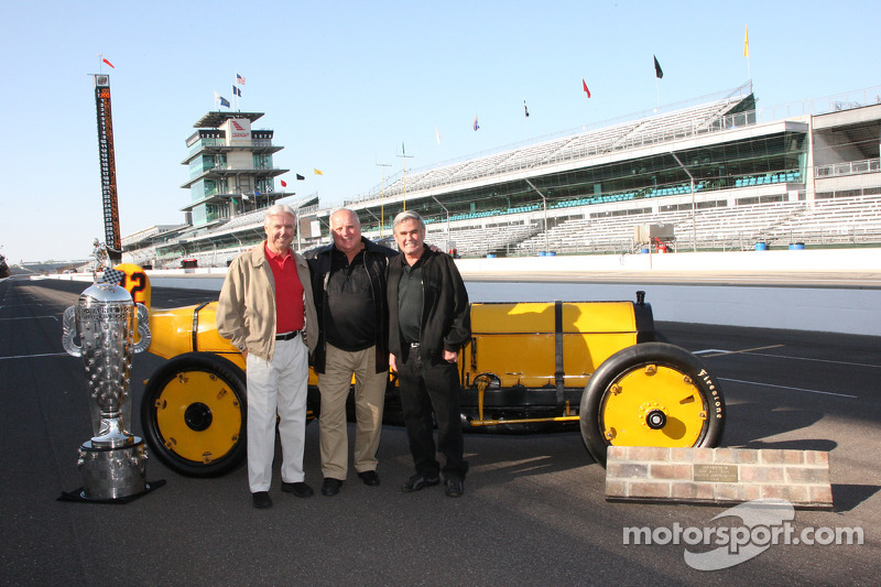 Les trois quadruples vainqueurs de l'Indy 500 Rick Mears, A.J. Foyt et Al Unser posent avec le trophée Borg-Warner et la guêpe Marmon 1911 du premier vainqueur de 500, Ray Harroun. 