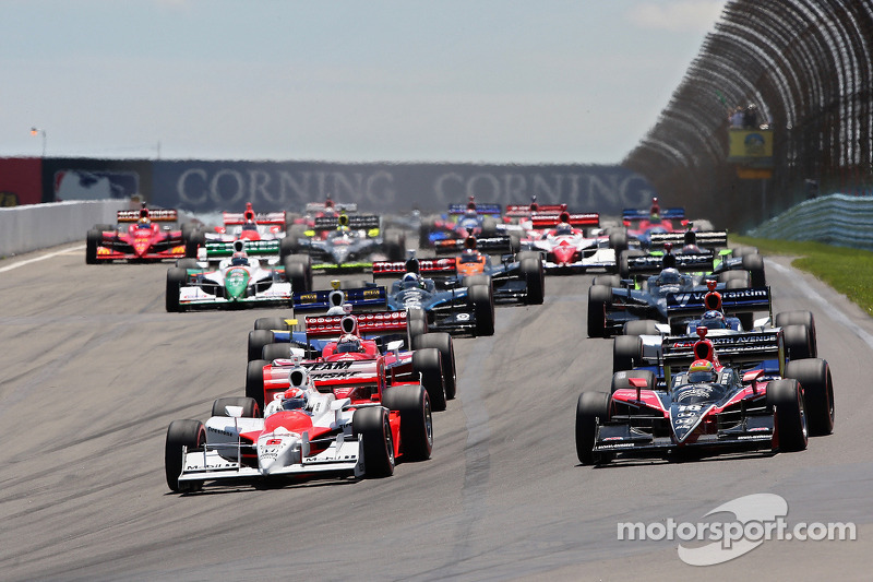 Briscoe, polesitter de Penske, et Coyne, de Wilson, se dirigent vers le virage 1, tour 1. 