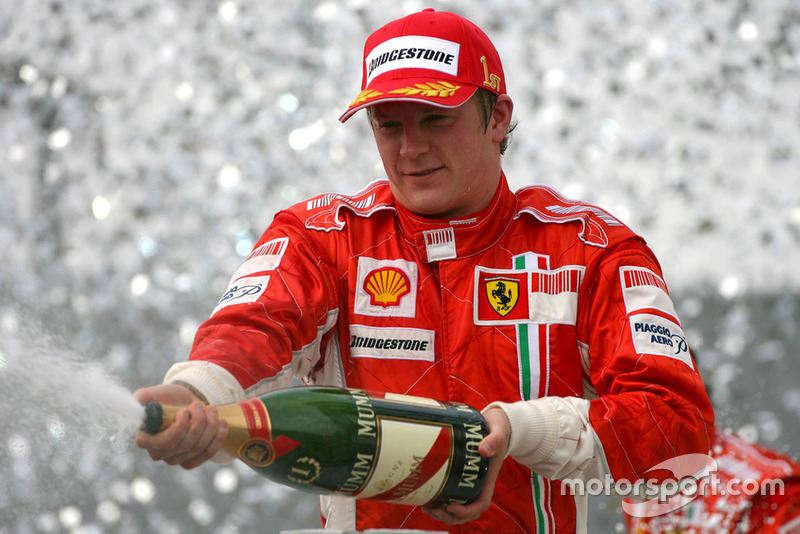 Kimi Raikkonen fête son titre sur le podium lors du GP du Brésil 2007.