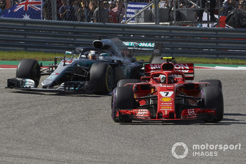 Kimi Raikkonen, Ferrari SF71H, mène Lewis Hamilton, Mercedes AMG F1 W09 EQ Power +