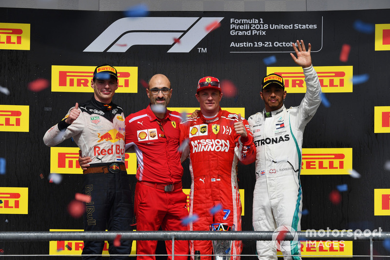 (L à R): Max Verstappen, Red Bull Racing, Carlo Santi, ingénieur de course Ferrari, vainqueur de la course Kimi Raikkonen, Ferrari et Lewis Hamilton, Mercedes AMG F1 célèbrent sur le podium 