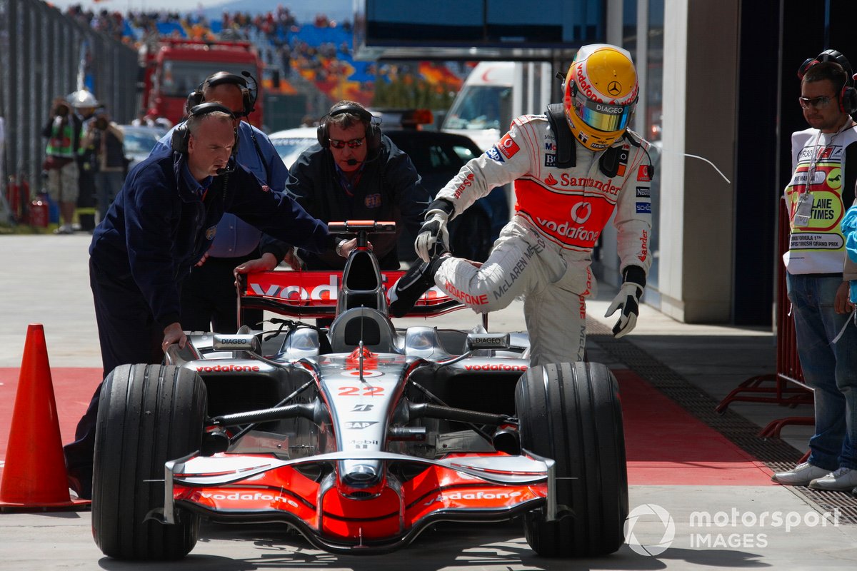 Lewis Hamilton, McLaren dans le parc fermé