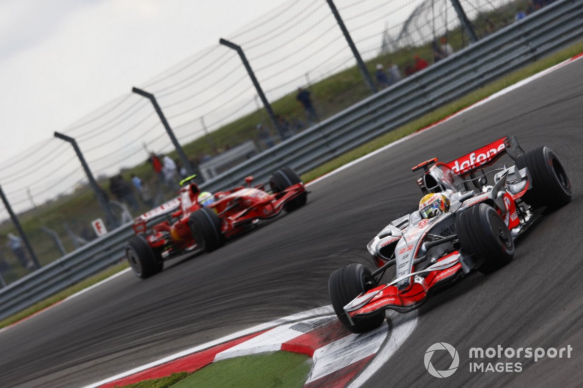 Lewis Hamilton, McLaren MP4-23 Mercedes, dirige Felipe Massa, Ferrari F2008