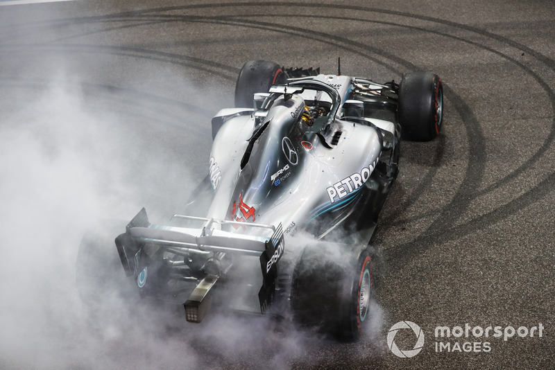 Lewis Hamilton, Mercedes AMG F1 W09 EQ Power +, 1ère position, célèbre avec des beignets après la course