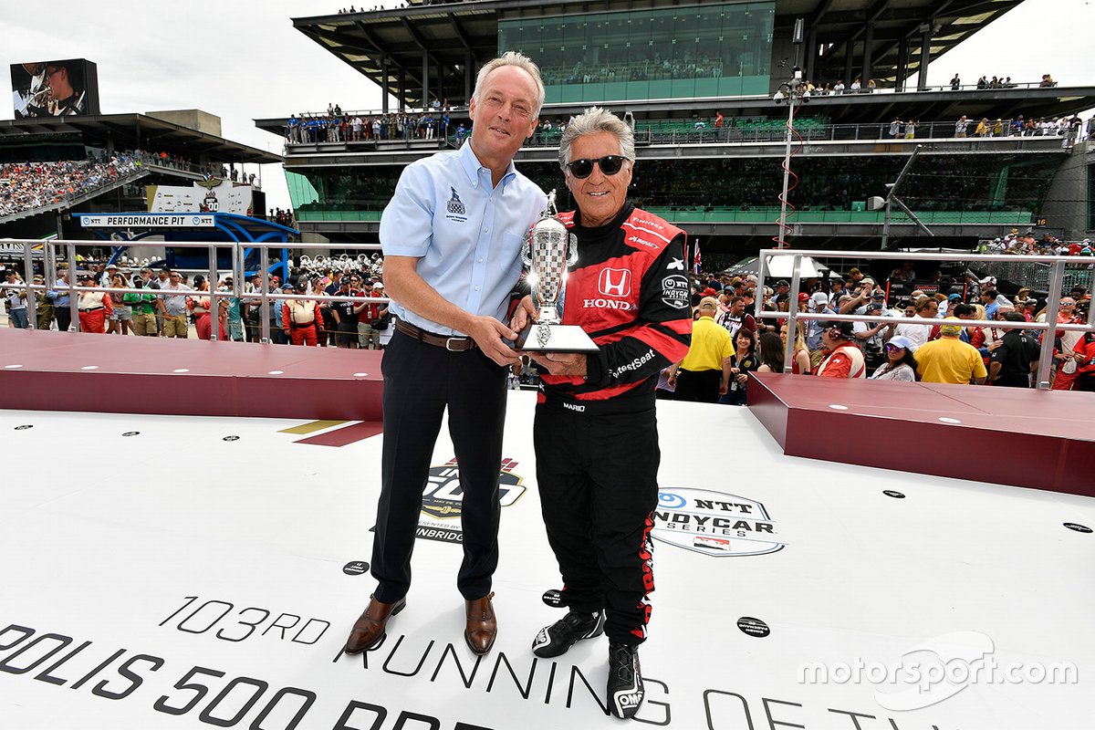 Mario Andretti reçoit son Baby Borg du président-directeur général de BorgWarner, Frédéric Lissalde. 