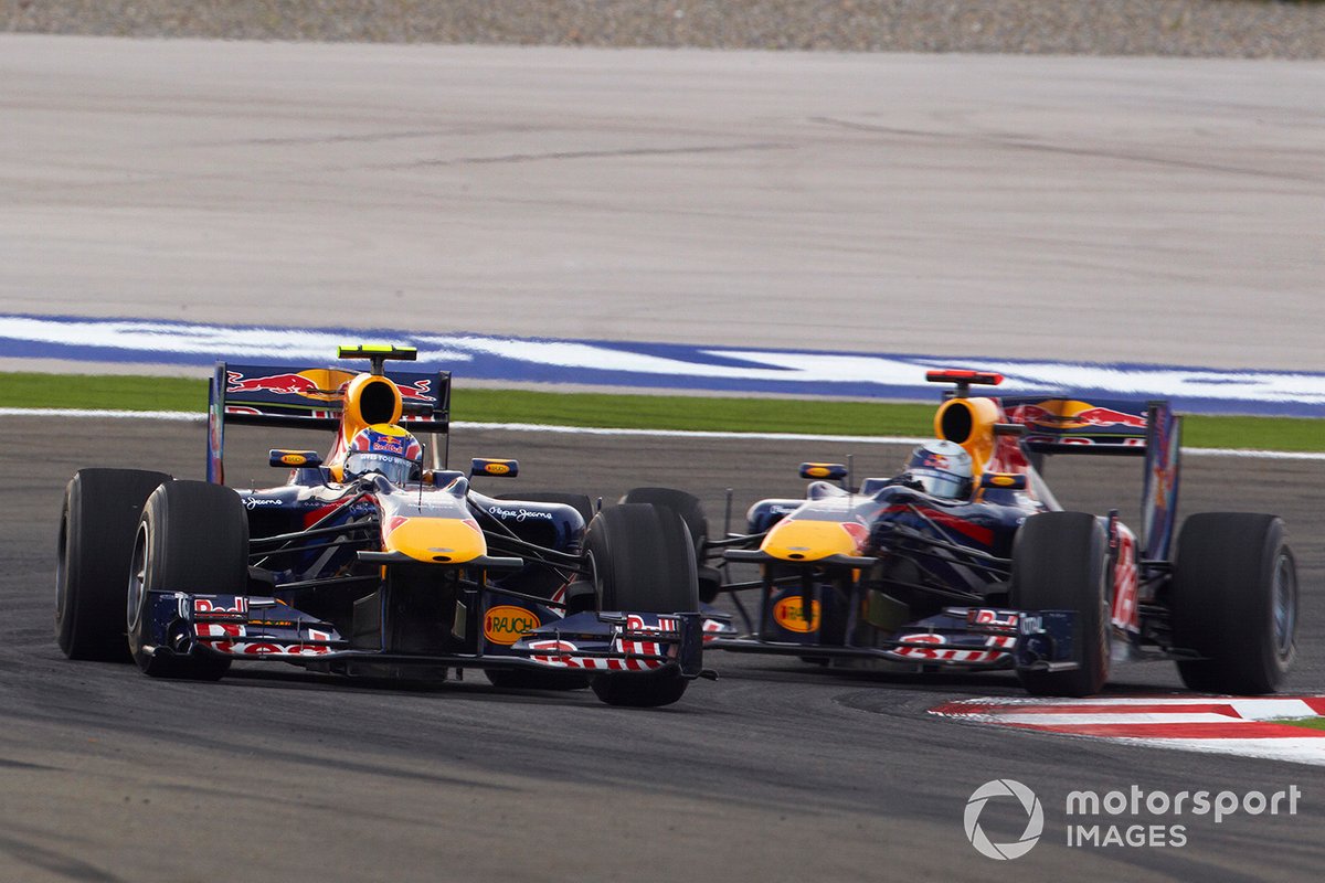   Mark Webber, Renault Red Bull Racing RB6 à la tête de Sebastian Vettel, Renault Red Bull Racing RB6