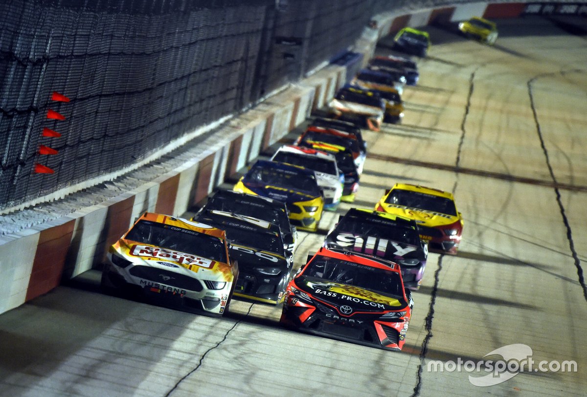 Martin Truex Jr., Joe Gibbs Racing, Toyota Camry en tête de Ryan Newman, Roush Fenway Racing, Ford Mustang