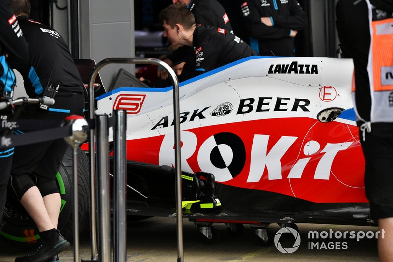 La mécanique roule Nicholas Latifi, Williams FW43 dans le garage