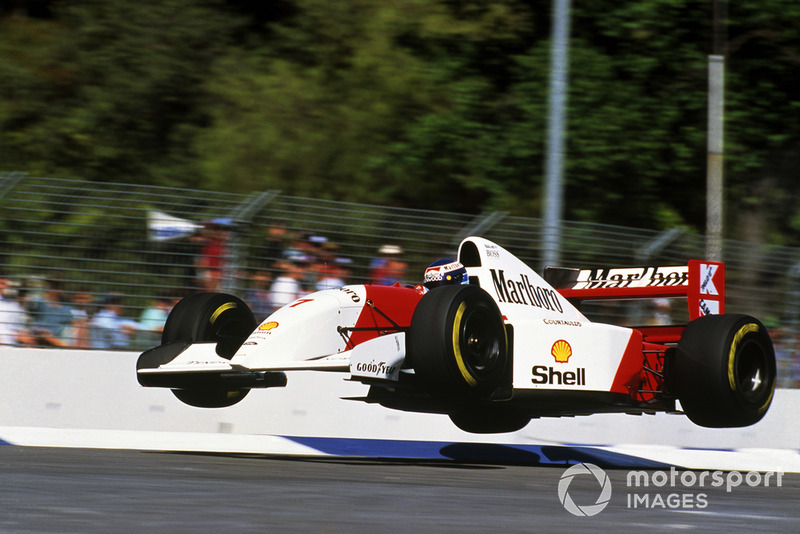 Mika Hakkinen, lance son Mclaren MP4 / 8 en l'air au Malthouse Corner 