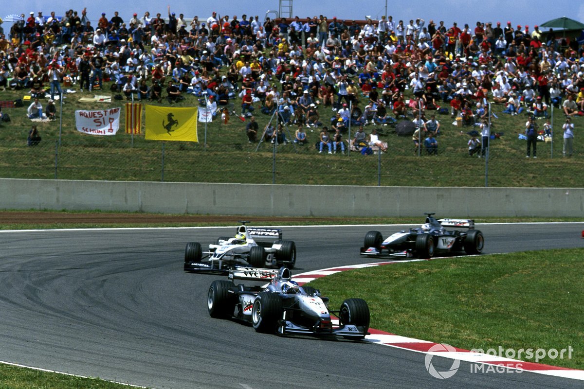 Mika Häkkinen, Mclarens MP4-15 mène Ralf Schumacher, Williams FW22