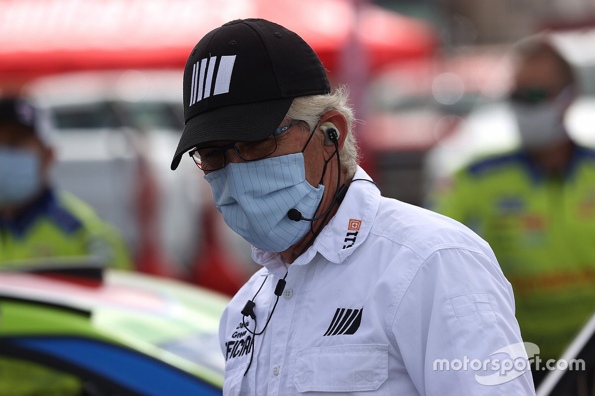 Fonctionnaire NASCAR avec un masque