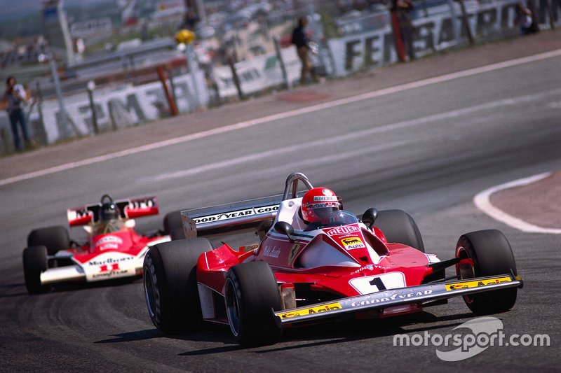 Niki Lauda, ​​Ferrari 312T2, mène James Hunt, McLaren M23 Ford