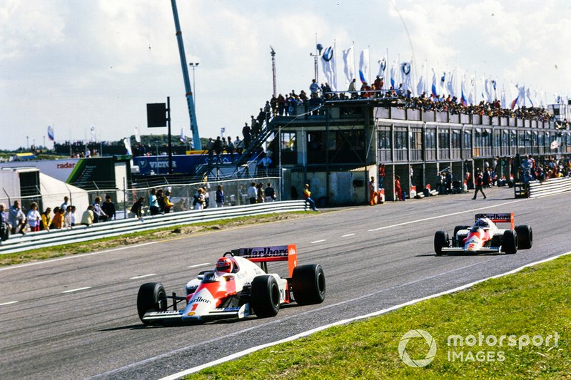 Niki Lauda mène Alain Prost, McLaren MP4-2B TAG