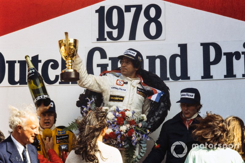 Podium: vainqueur de la course Mario Andretti, Lotus, deuxième place Ronnie Peterson, Lotus, troisième place Niki Lauda, ​​Brabham