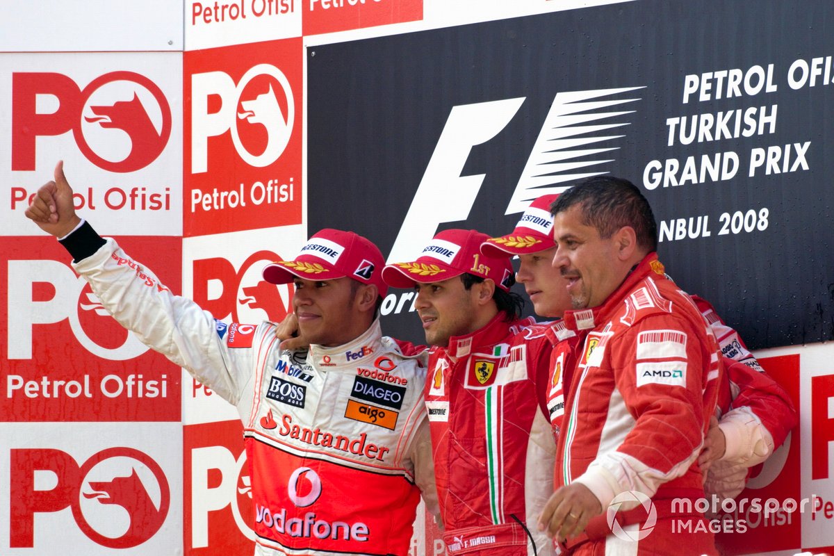 Podium: deuxième place Lewis Hamilton, McLaren, vainqueur de la course Felipe Massa, Ferrari, troisième place Kimi Raikkönen, Ferrari et Francesco Uguzzoni, ingénieur en chef Ferrari