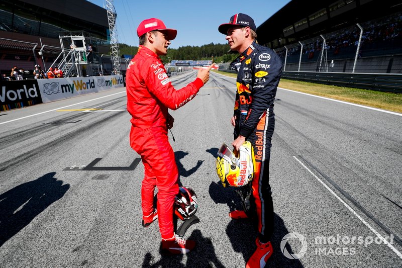 Le poleman Charles Leclerc, Ferrari, s'entretient avec Max Verstappen, Red Bull Racing