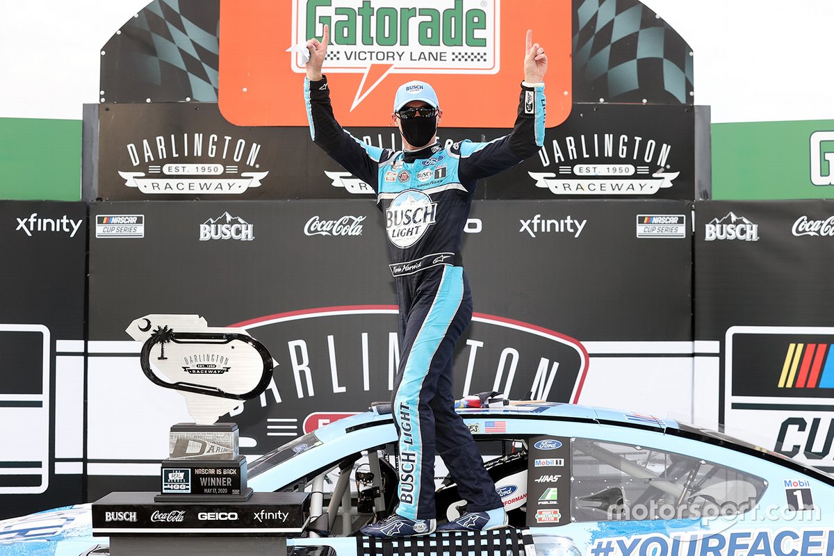 Vainqueur de la course Kevin Harvick, Stewart-Haas Racing, Ford Mustang