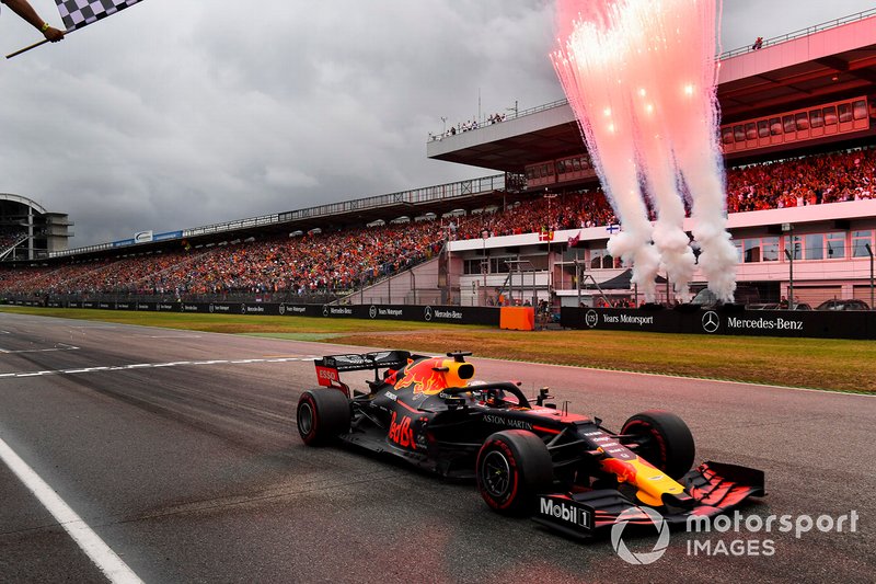 Le vainqueur de la course Max Verstappen, Red Bull Racing RB15 franchit la ligne d'arrivée 