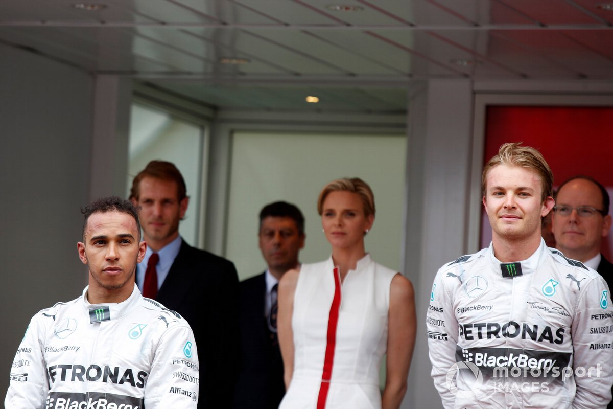 Vainqueur de la course Nico Rosberg, Mercedes F1, deuxième place Lewis Hamilton, Mercedes F1 W05