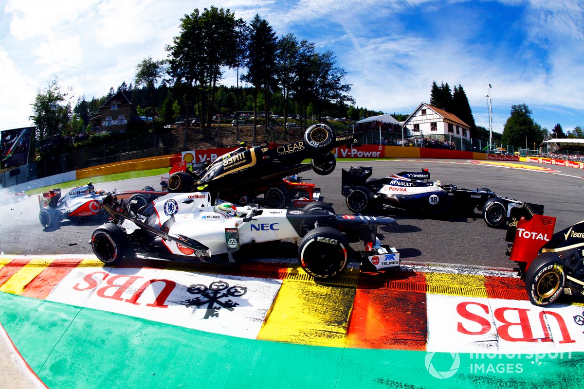 Romain Grosjean, Lotus E20 Renault, Sergio Perez, Sauber C31 Ferrari, Fernando Alonso, Ferrari F2012 et Lewis Hamilton, McLaren MP4-27 Mercedes se sont écrasés au début