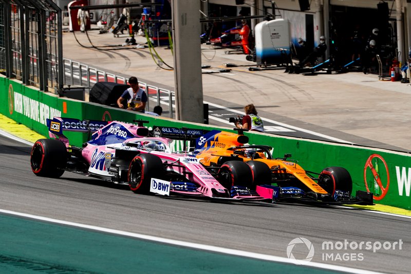Sergio Perez, Racing Point RP19 et Carlos Sainz Jr., bataille McLaren MCL34 