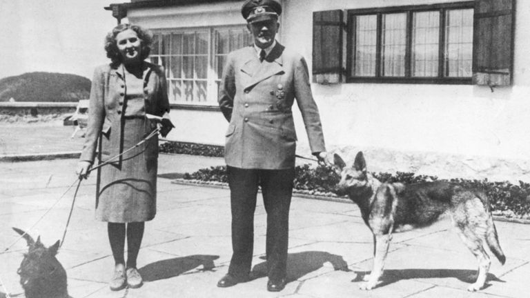 Hitler et Eva Braun avec leurs chiens à Berchtesgaden