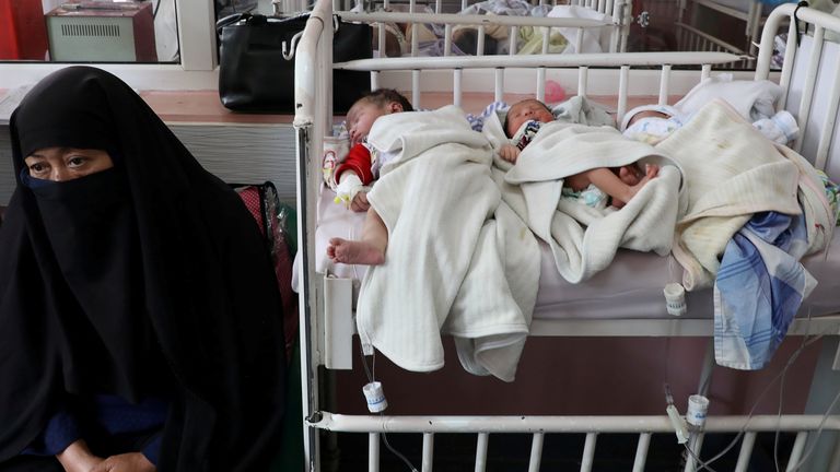 Des nouveau-nés qui ont perdu leur mère dans un attentat à la bombe gisent sur un lit dans un hôpital de Kaboul, Afghanistan
