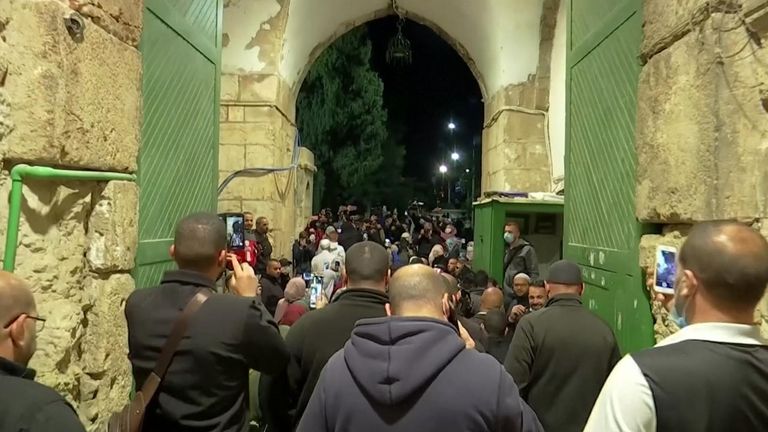 Des fidèles sont vus entrer dans la mosquée Al-Aqsa à Jérusalem