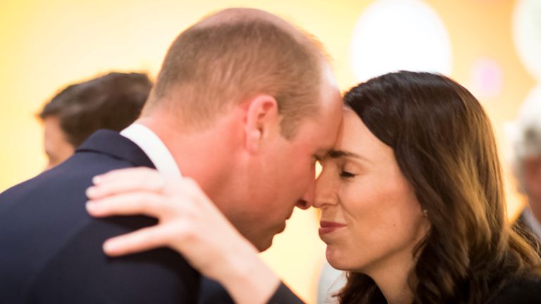 Le prince William salue le Premier ministre néo-zélandais Jacinda Ardern lors d'un service de la journée ANZAC à Auckland, en Nouvelle-Zélande, le 25 avril 2019. Mark Tantrum / Le gouvernement de la Nouvelle-Zélande / Document à distribuer via REUTERS