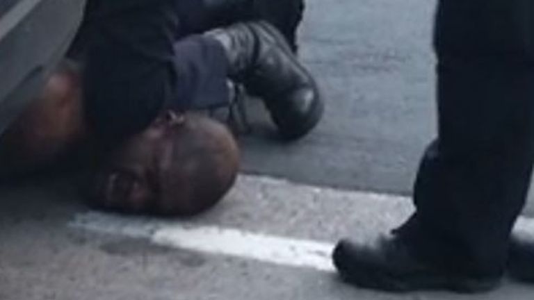 On pouvait entendre l'homme dire qu'il ne pouvait pas respirer alors qu'il était cloué au sol
