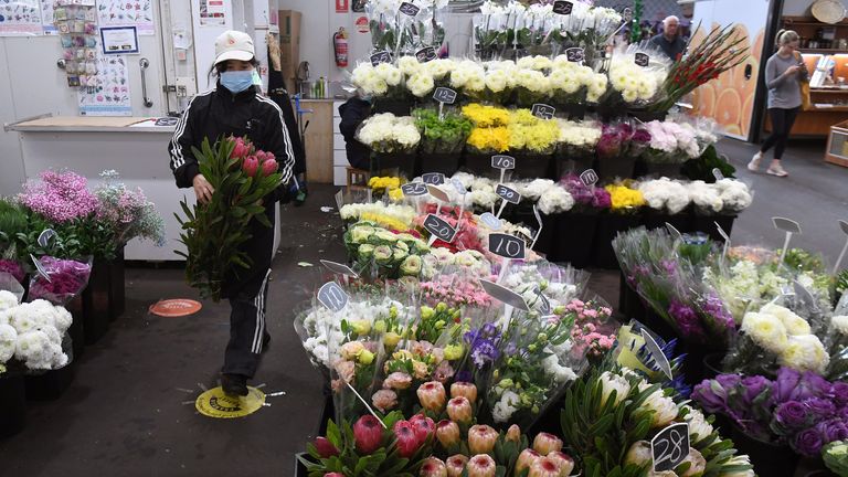 Un fleuriste organise son affichage de la fête des mères à Melbourne 