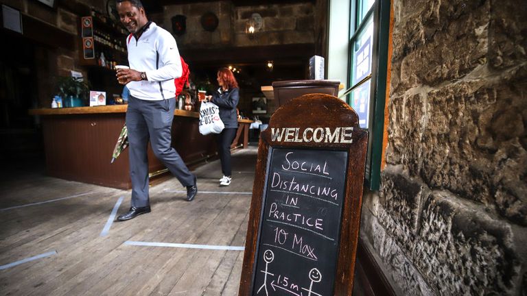 Jusqu'à 10 personnes seulement sont autorisées dans les restaurants, cafés, bars et pubs comme celui-ci à Sydney, Australie