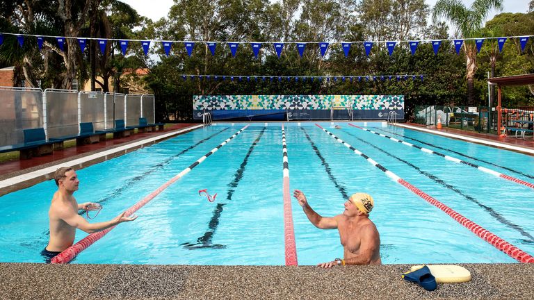 Les piscines publiques rouvrent alors que les restrictions sont assouplies à travers le pays