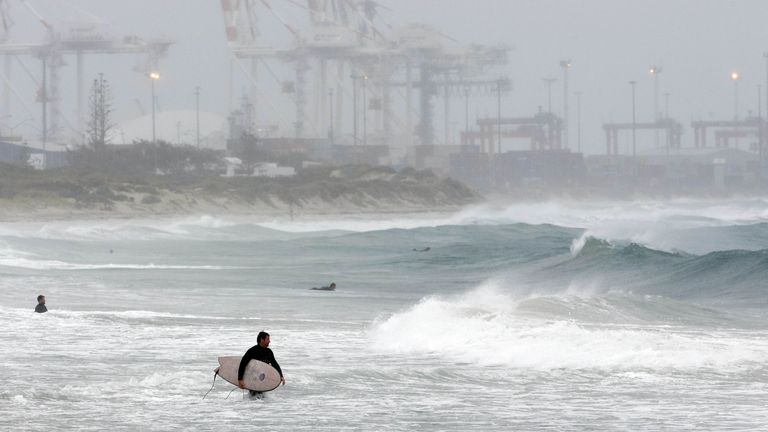 Les surfeurs prennent l'eau à la plage de Cottesloe à Perth, pour profiter des vagues inhabituellement grandes créées par une tempête