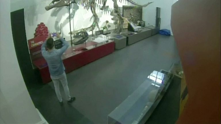 CCTV montre le jeune de 25 ans en train de prendre des photos de squelettes de dinosaures à l'intérieur du Musée australien 