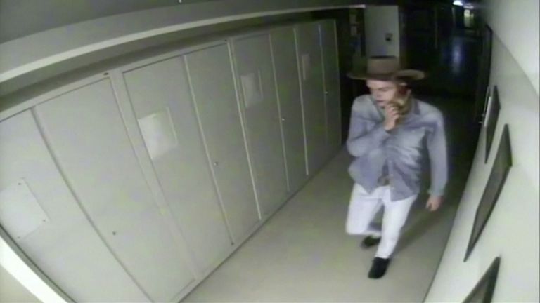M. Kuhn, 25 ans, est vu portant un chapeau de cowboy après l'avoir pris de l'intérieur du musée 