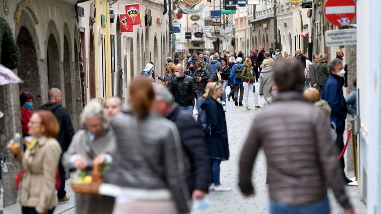 Les Autrichiens sont désormais autorisés à sortir pour des voyages non essentiels et certains magasins, centres commerciaux, coiffeurs peuvent rouvrir