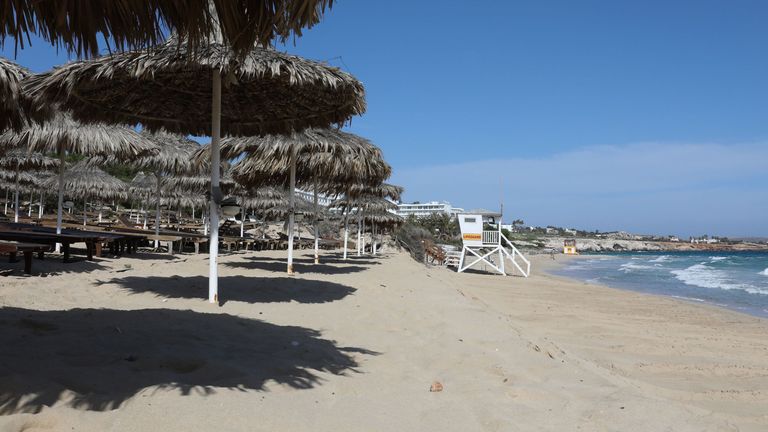 Une plage déserte est représentée dans la station balnéaire chypriote d'Ayia Napa le 4 mai 2020, alors que le pays insulaire assouplit progressivement ses restrictions de verrouillage imposées pour la pandémie de coronavirus COVID-19. - Chypre a révélé un plan visant à assouplir progressivement les mesures de verrouillage des coronavirus et à redémarrer l'économie de l'île de vacances méditerranéenne. La République de Chypre, qui contrôle les deux tiers sud de l'île divisée, avait imposé des mesures strictes peu après la confirmation de ses premiers nouveaux cas de coronavirus le 