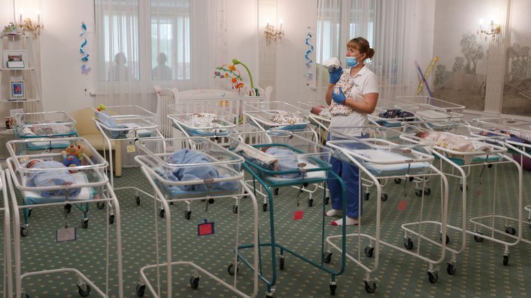 Une infirmière et des nouveau-nés sont vus à l'hôtel Venise appartenant à la clinique BioTexCom de Kiev, Ukraine 14 mai 2020
