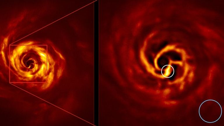 EMBARGO JUSQU'À 1300 MERCREDI 20 MAI Photo de document non daté publiée par l'Observatoire européen austral (ESO) montrant le système AB Aurigae. L'image de droite montre la région intérieure du disque, y compris la torsion jaune vif, entourée de blanc. La torsion se situe à environ la même distance de l'étoile que Neptune du Soleil et le cercle bleu représente la taille de l'orbite. Les astronomes pensent avoir trouvé la première preuve directe de la naissance d'une nouvelle planète.


