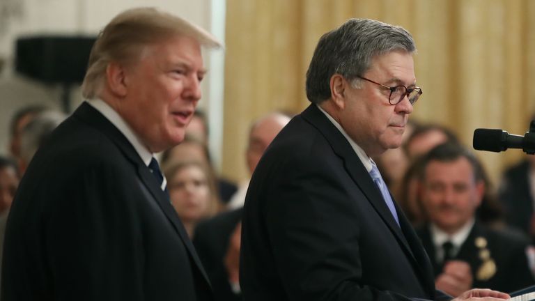 Le président Donald Trump (L) se tient avec le procureur général William Barr 