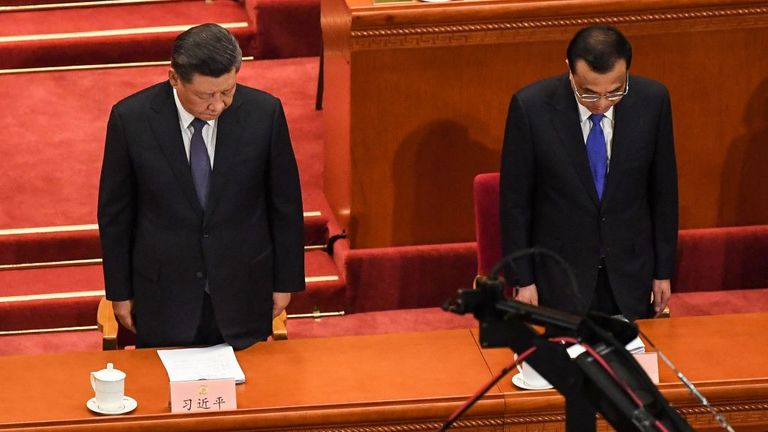 Le président Xi Jinping (L) et le Premier ministre Li Keqiang (R) se tiennent en hommage silencieux