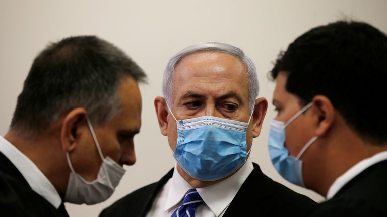 Netanyahu regarde son avocat en attendant le début des procédures 