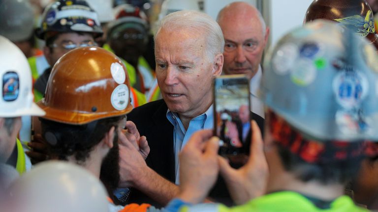 Le candidat démocrate à la présidentielle américaine et l'ancien vice-président Joe Biden se dispute avec un travailleur