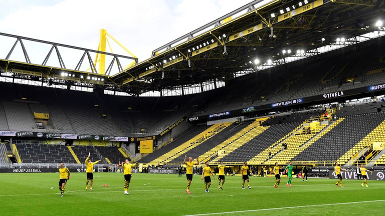 Les joueurs de Dortmund applaudissent après leur victoire 4-0, mais célèbrent dans un stade presque vide